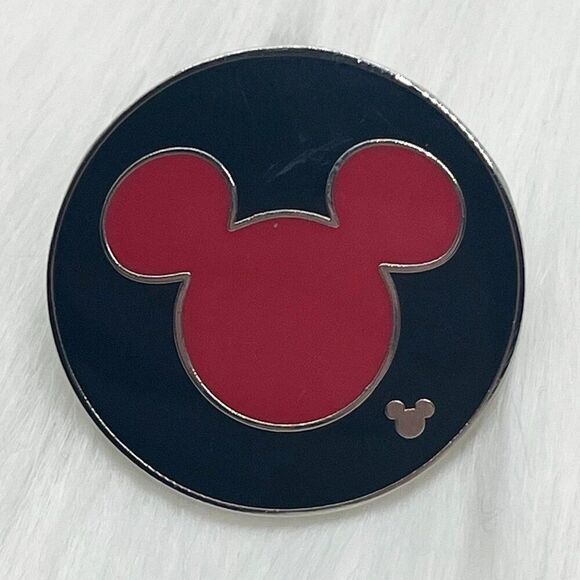 🔮 5/$25‎ Disney Cast Lanyard Red Mickey Mouse Icon Pin - Picture 1 of 2